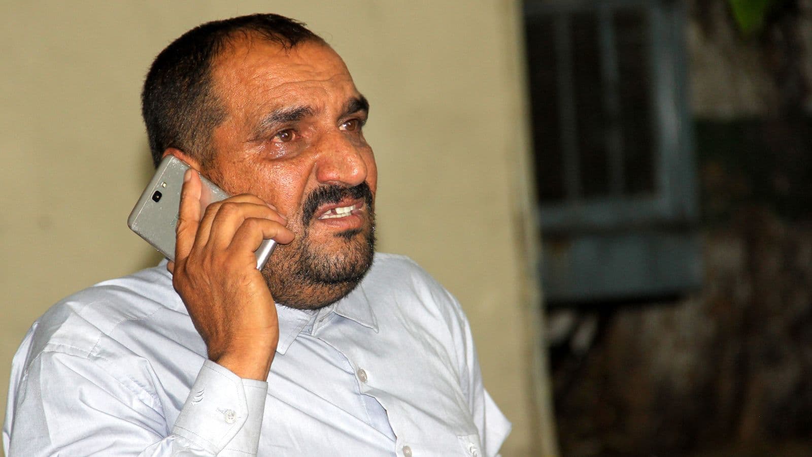 He came from Iraq to Delhi for his son’s surgery. Now he waits outside a mortuary